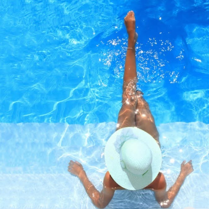 Persona disfrutando una piscina limpia